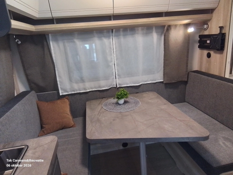 Hobby De Luxe 400 SFE model 2027 frans bed 