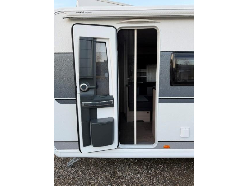 Hobby De Luxe Edition 560 KMFE stapelbed voortent mover  foto: 9