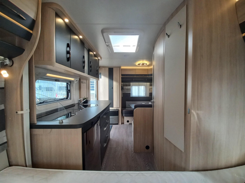 Hobby De Luxe Edition 440 SF voortent Unico-mover-etc  foto: 9