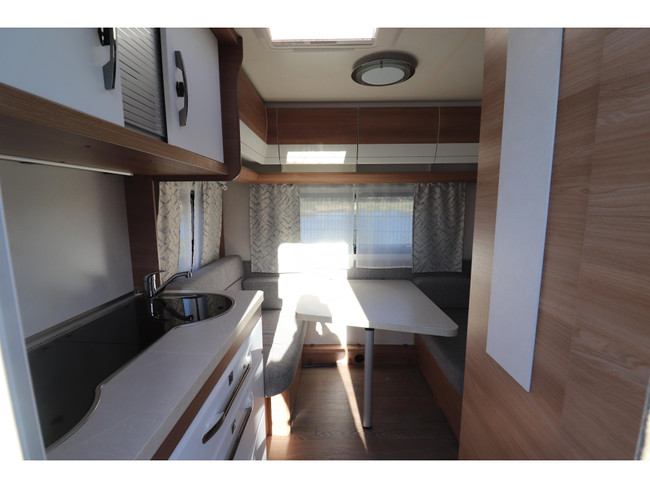 Hobby De Luxe 400 SFE Mover / Voortent foto: 9