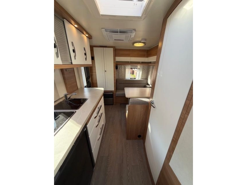 Hobby De Luxe 440 SF Incl. Airco en Voortent  foto: 17