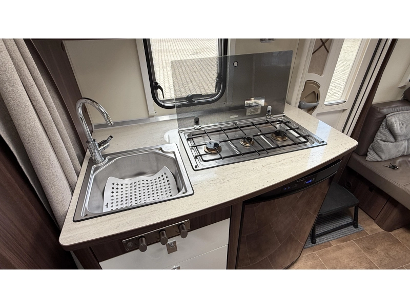 Bürstner Averso Plus 510 TK kinderkamer rondzit  foto: 7
