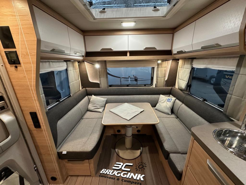 Knaus Sudwind 60 Years 450 FU FRANS BED EN RONDZIT  foto: 2