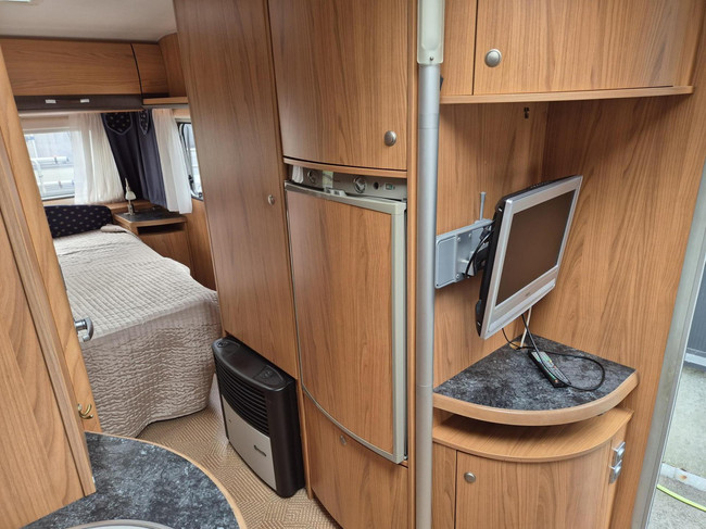 Bürstner 525 TS Belcanto Queens bed kleine voortent foto: 11