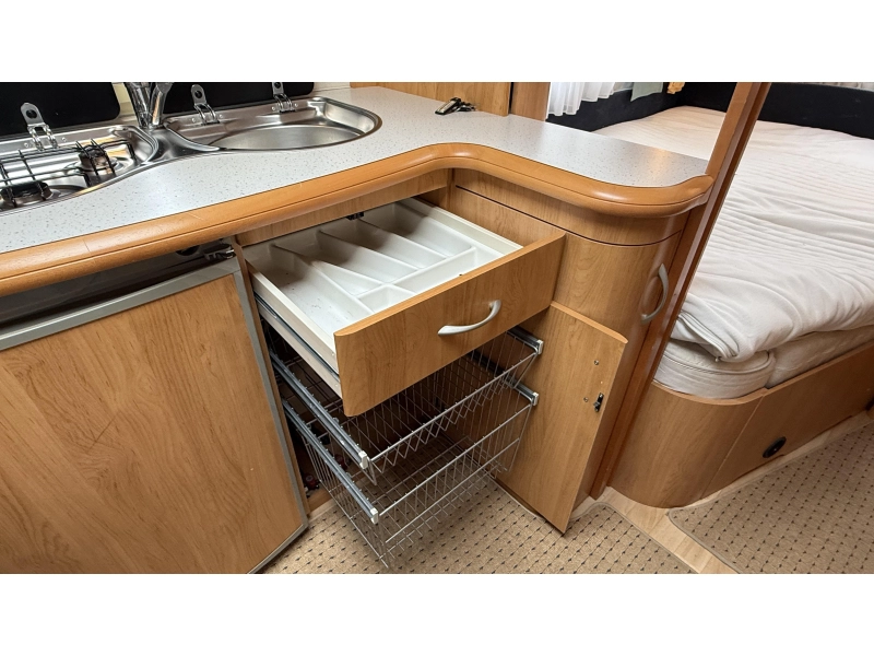 Hobby Excellent Easy 460 UFE frans bed rondzit toilet  foto: 6