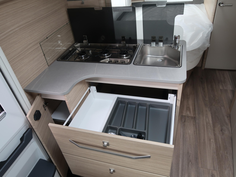 Fendt Bianco Activ 495 SFE MET MIDDEN-DWARS KEUKEN !  foto: 13