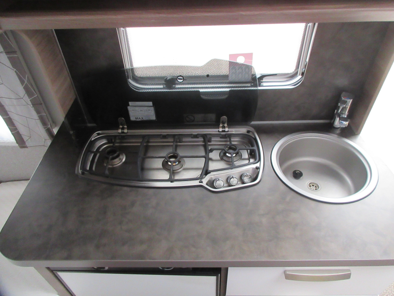 Knaus Sport Silver Selection 400 QD MET MOVER EN VOORTENT  foto: 12