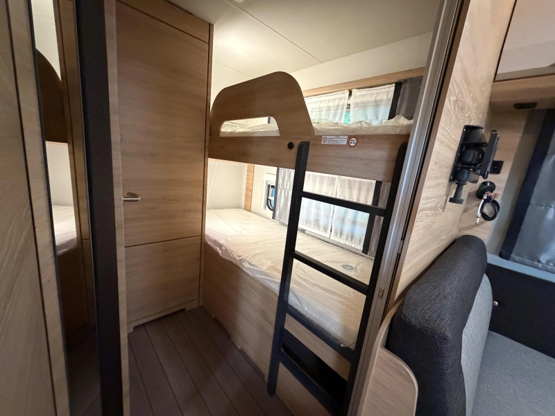 Knaus Sudwind Black Selection 500 QDK stapelbed / dwarsbed  foto: 8
