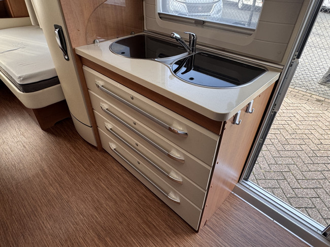 Hobby Excellent 495 UL met ENKELE BEDDEN en grote rondzit **Mover/Reservewiel/XXL Koelkast/Fietsendrager voor & achter/Zeer nette staa foto: 9