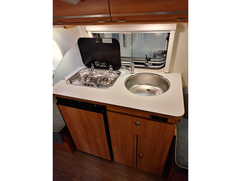 Eriba Touring 410 GT Lengte slaper zitje mover  foto: 8