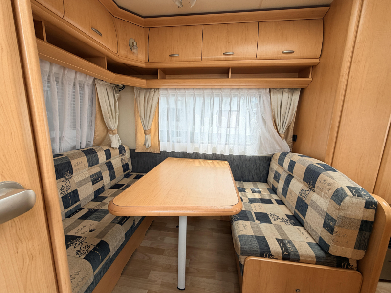 Hobby De Luxe 400 SF Voortent, Zitje Dwarsbed 
