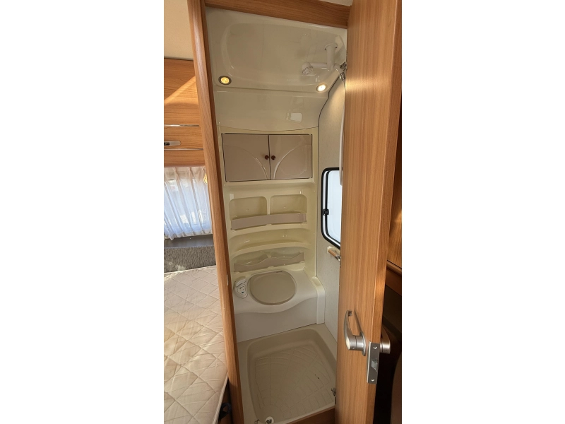 Hobby De Luxe 460 UFE frans bed rondzit toilet  foto: 11