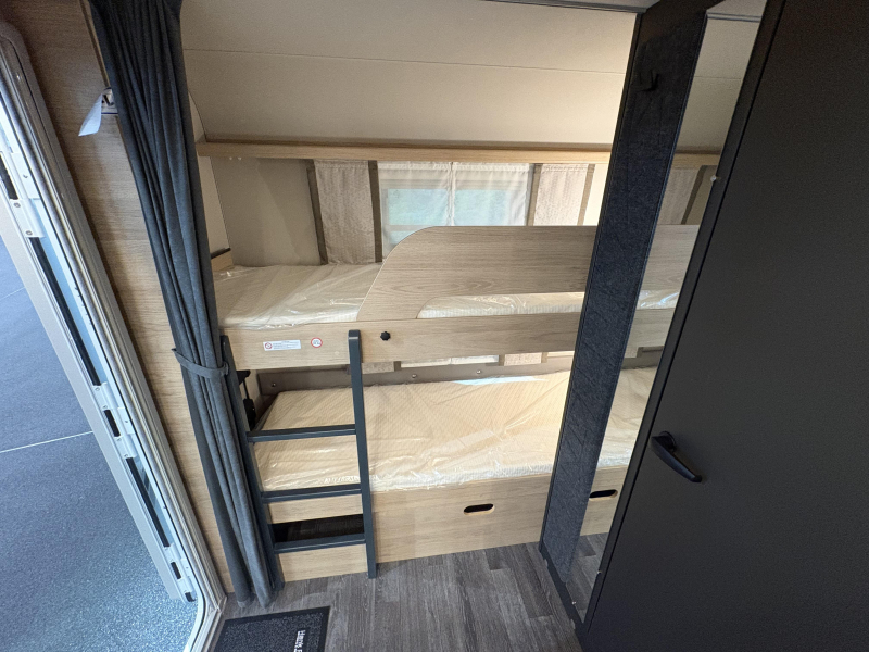 Weinsberg CaraOne Edition HOT 480 QDK stapelbed / dwarsbed  foto: 9