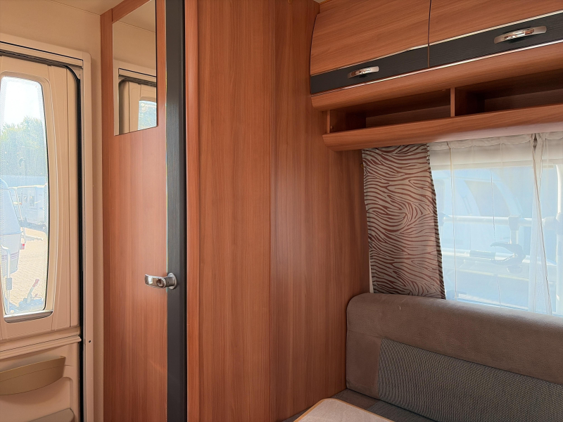 Hobby De Luxe 400 SF Voortent/Fietsdrager  foto: 8