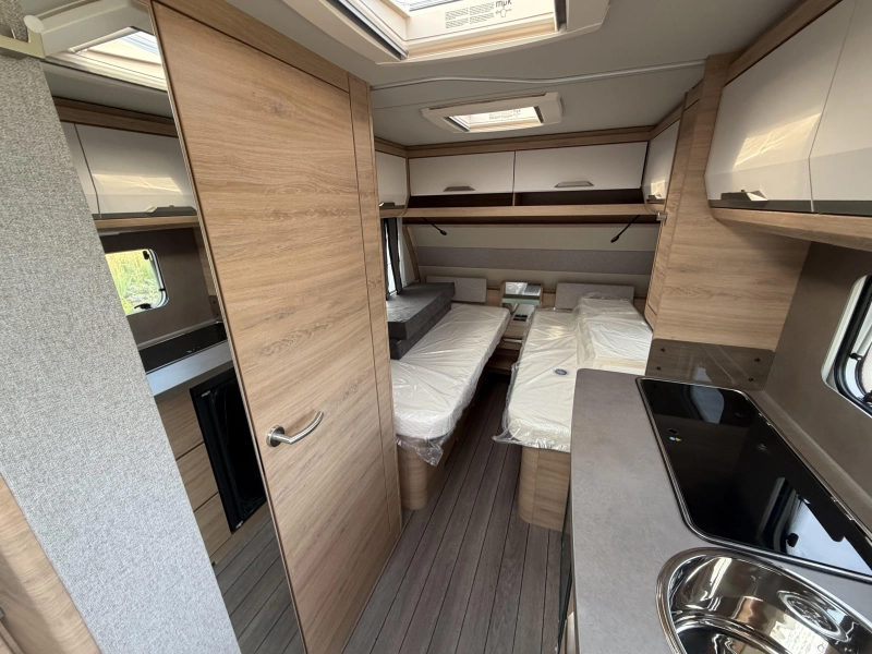 Knaus Sudwind Black Selection 460 EU enkele bedden / dinette  foto: 6