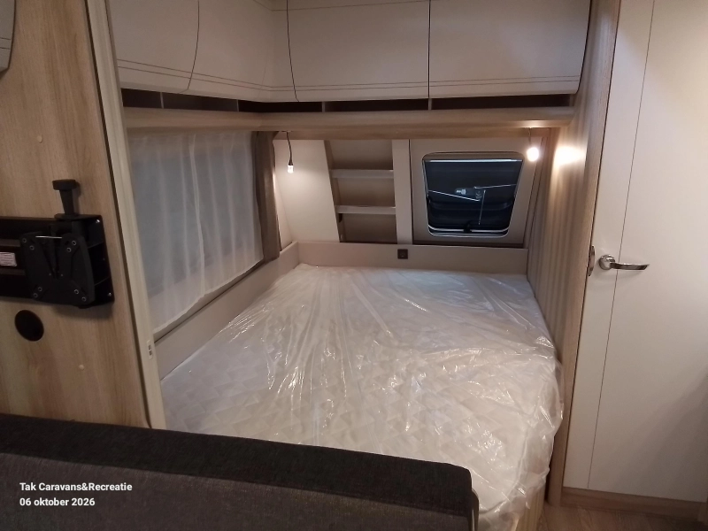 Hobby De Luxe 400 SFE model 2027 frans bed 