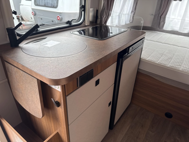 Eriba Touring 530 Legend Hampton zilver  foto: 6