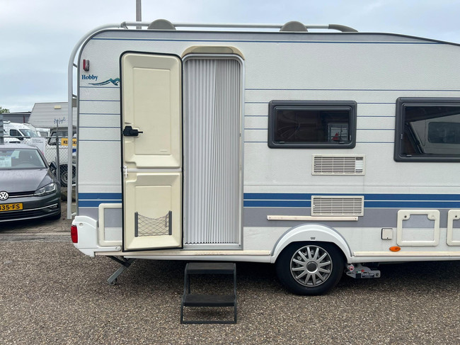 Hobby De Luxe 400 SF | Luifel | Fietsenrek | Mover Half Automaat | Vastbed | Dinette (Treinzit) | Tempo 100 | Schokbrekers foto: 19