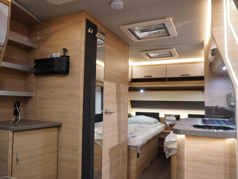 Knaus Sudwind Black Selection 460 EU ENKELE BEDDEN  foto: 15