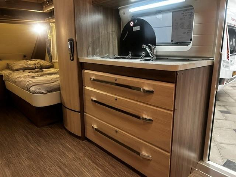Hobby De Luxe 495 UL mover, voortent  foto: 5