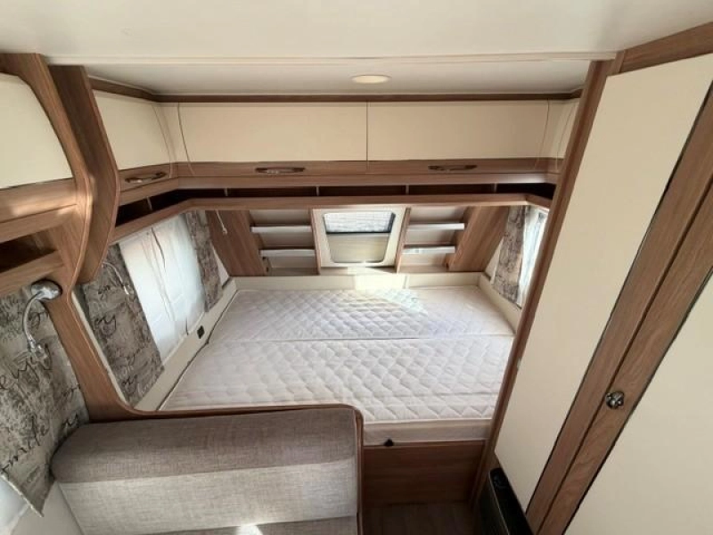 Hobby De Luxe 490 KMF stapelbed zeer compleet  foto: 12