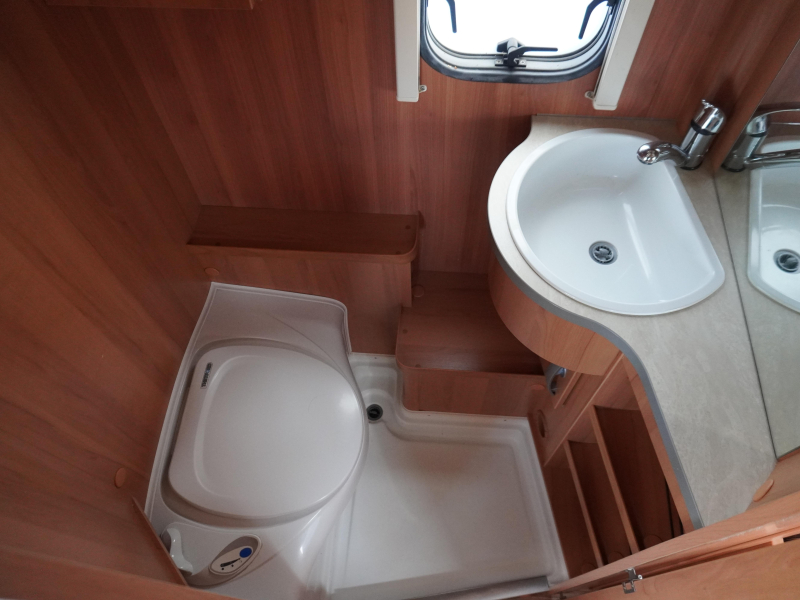 Eriba Nova Light 425 MET MOVER EN VOORTENT  foto: 9