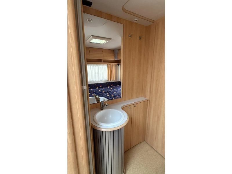 Home-Car Racer Spirit 45 FHU frans bed rondzit toilet 