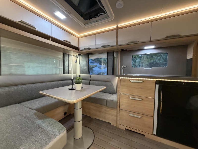 Knaus Sudwind Black Selection 450 FU rondzit / fransbed  foto: 10