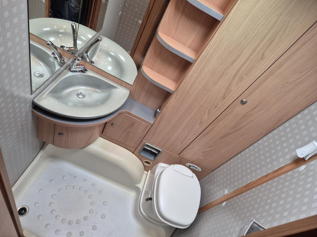 Bürstner 525 TS Belcanto Queens bed kleine voortent foto: 15