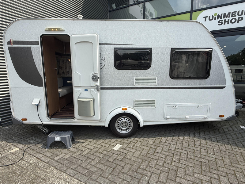 Knaus Sport 420 QD VASTBED TREINZIT VOORTENT  foto: 2