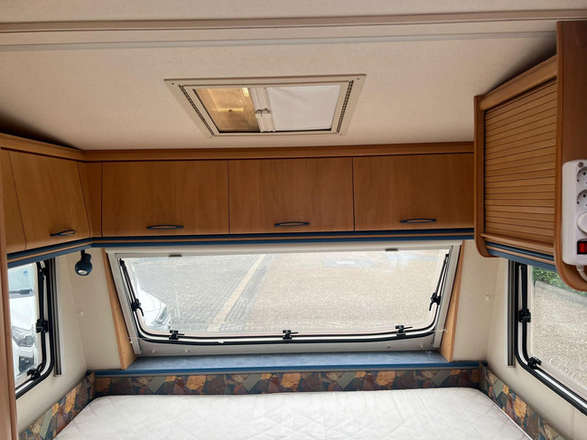 Hobby De Luxe 400 SF | Luifel | Fietsenrek | Mover Half Automaat | Vastbed | Dinette (Treinzit) | Tempo 100 | Schokbrekers foto: 17