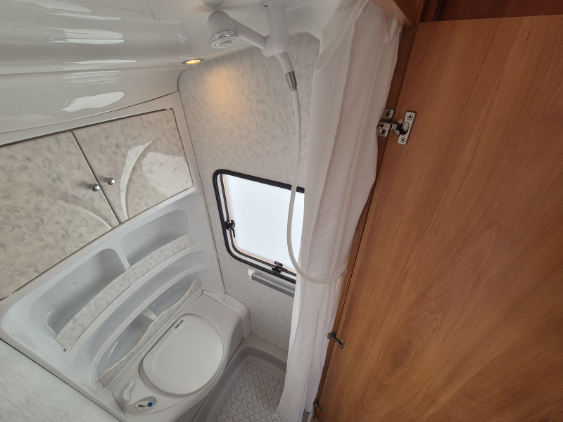 Hobby De Luxe 460 UFE met luifel  foto: 13