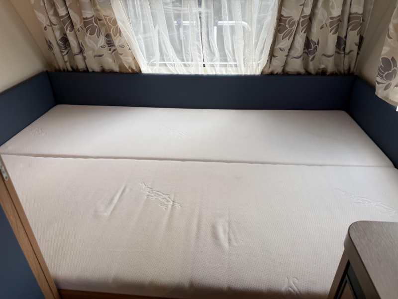 Knaus Sport 420 QD VASTBED TREINZIT VOORTENT  foto: 14