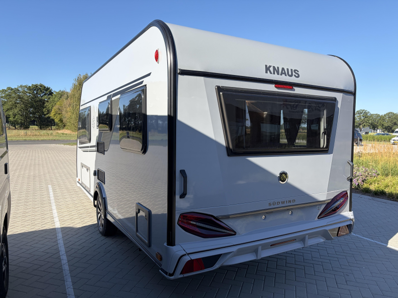Knaus Sudwind Black Selection 450 FU dakairco / fransbed  foto: 2