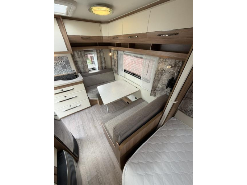 Hobby De Luxe 400 SFE Incl. Mover en Voortent  foto: 19