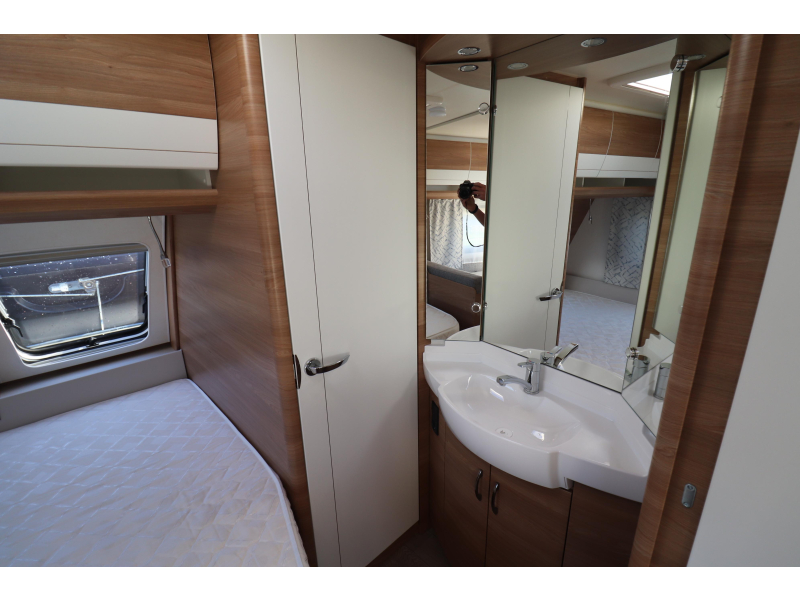 Hobby De Luxe 400 SFE Mover / Voortent  foto: 18