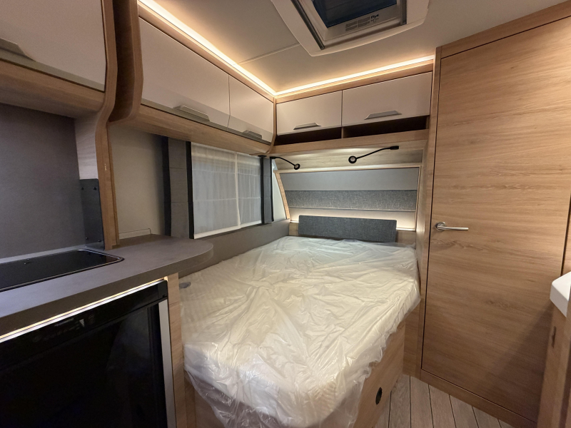 Knaus Sudwind Black Selection 450 FU rondzit / fransbed  foto: 17