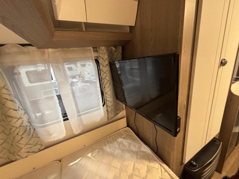 Hobby On Tour 470 KMF met voortent en stapelbed  foto: 21