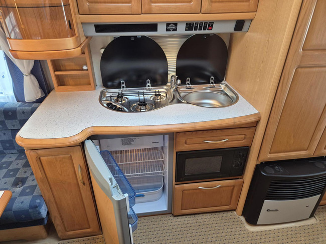 Hobby PRESTIGE 560 Kingsize Bed + Voortent Nw type 2e eig. foto: 13