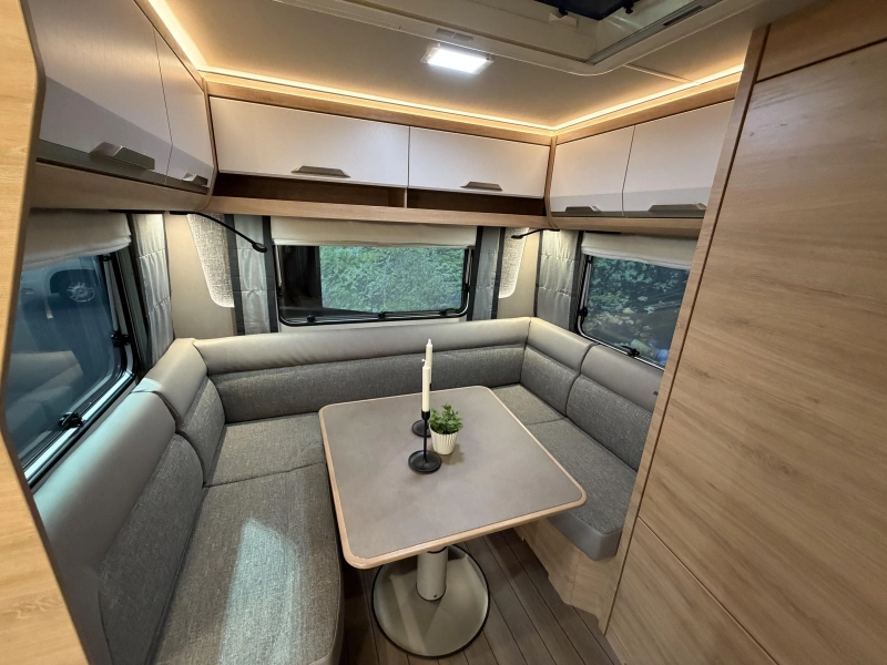 Knaus Sudwind Black Selection 500 EU enkele bedden / rondzit 