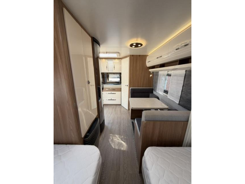 Hobby Excellent 460 SL Incl. Mover en Luifel  foto: 16