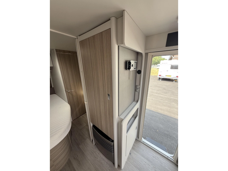 Bürstner Averso 490 TS FRANSBED RONDZIT LUIFEL  foto: 6