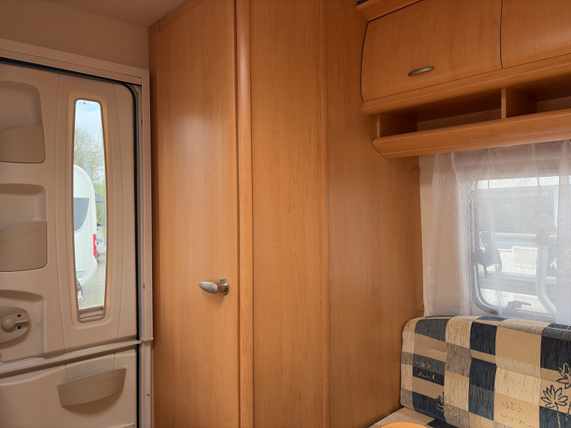 Hobby De Luxe 400 SF Mover/Voortent/Fietsdr.  foto: 8