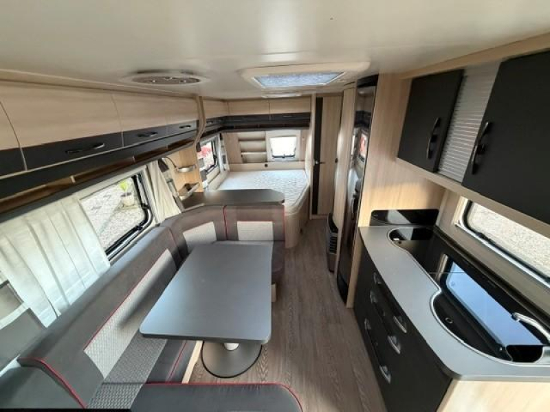 Hobby De Luxe Edition 560 KMFE stapelbed voortent mover  foto: 10