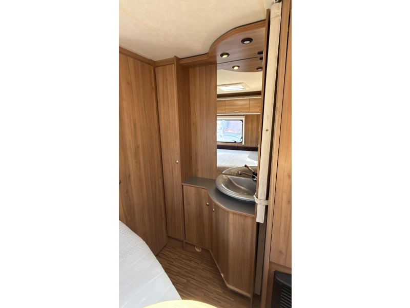 Bürstner Averso 460 TS frans bed rondzit toilet  foto: 10