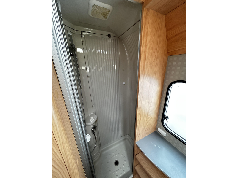 Bürstner Solano 710 T vastbed/badkamer-achterin  foto: 12