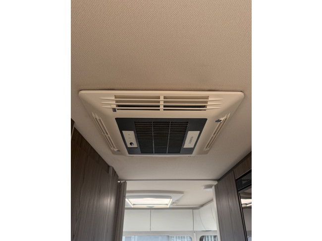 Eriba T 820 (TOURING 820) full options EP level systeem lengte bedden XT mover Truma zonnepanelen 2x dakairco Dometic elktr schotel foto: 17