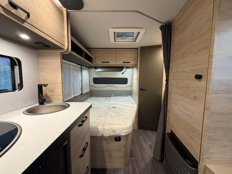 Weinsberg CaraOne Edition HOT 450 FU fransbed / rondzit  foto: 16