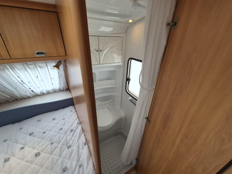 Hobby De Luxe 460 UFE met luifel  foto: 12