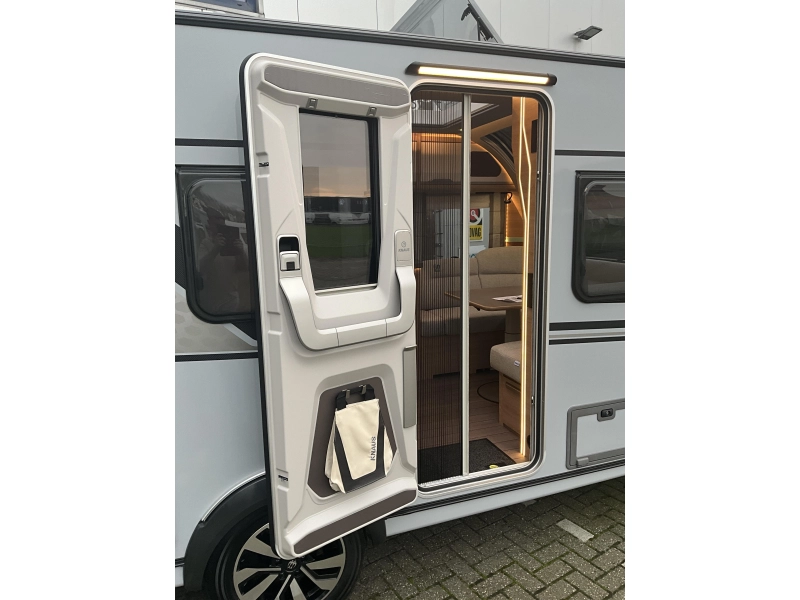 Knaus Sudwind Black Selection 540 UE ENKELE BEDDEN-XL KOELKAST  foto: 1